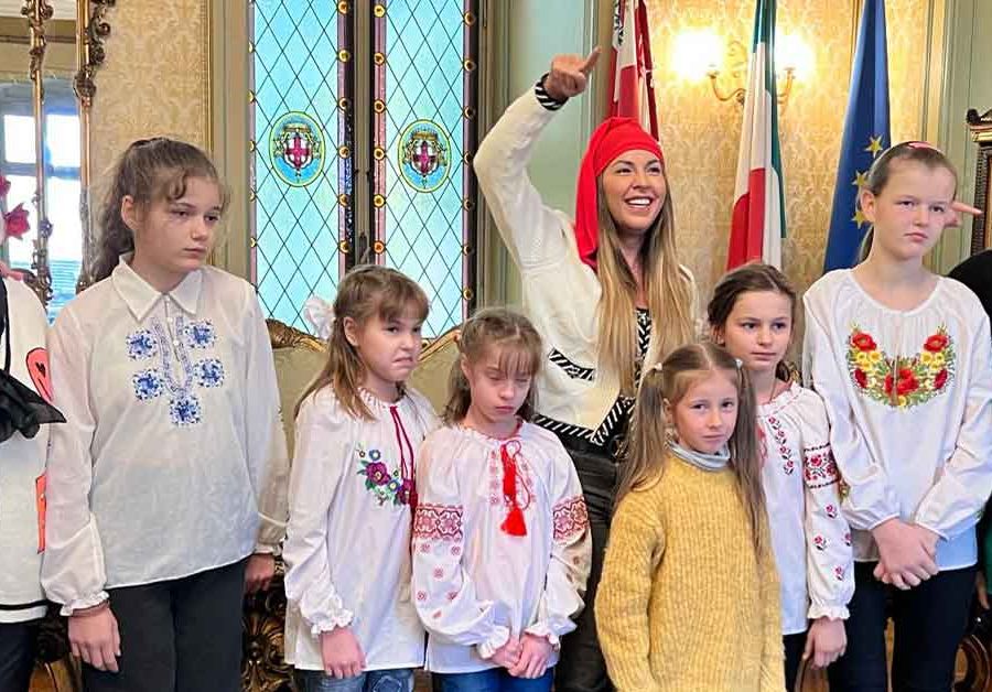 Claudia Conte: “Benvenuti in Italia, piccoli guerrieri”