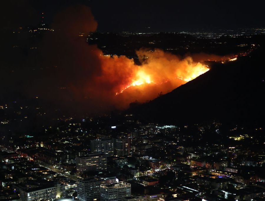 Incendi a Los Angeles, almeno 5 morti. Biden cancella viaggio in Italia