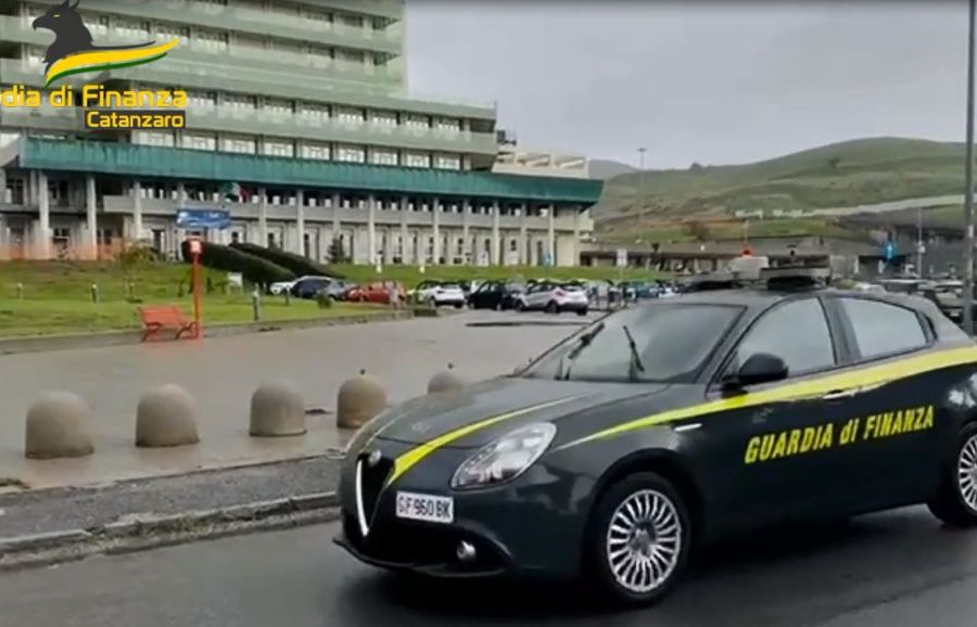 Ispezioni pilotate e truffa, arrestati docenti e dirigenti Asp Catanzaro