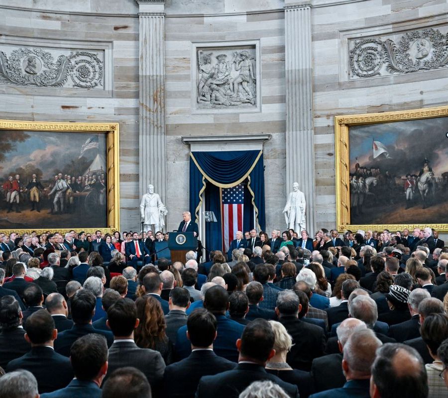 Trump giura da presidente “L’età dell’oro degli Stati Uniti inizia ora”
