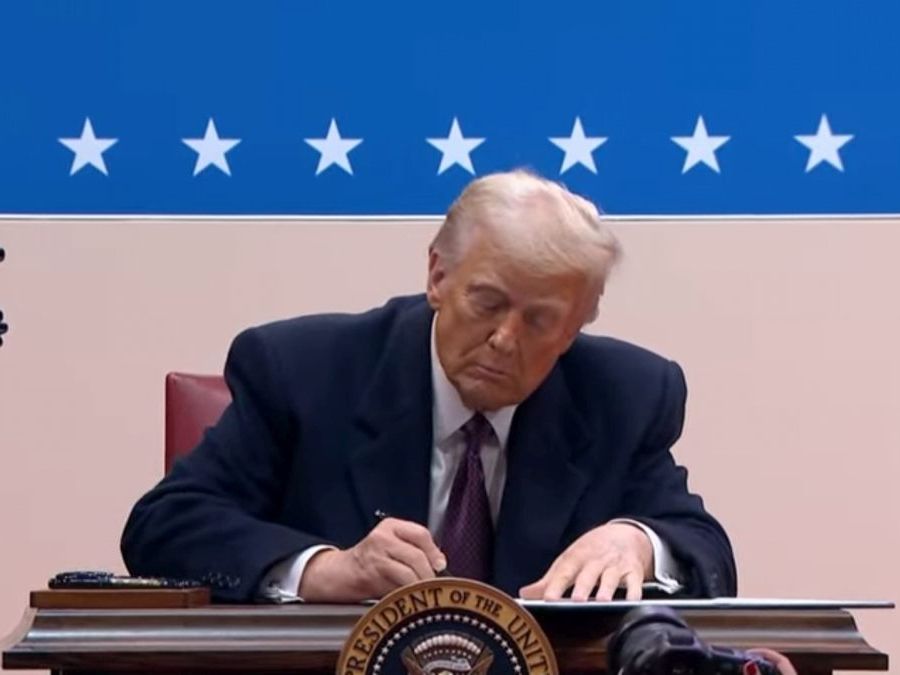 Trump firma primi provvedimenti e grazia gli assalitori di Capitol Hill