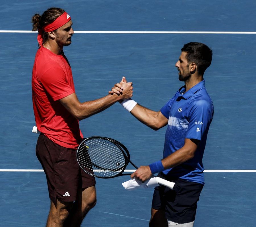 Djokovic si ritira dopo un set, Zverev in finale a Melbourne