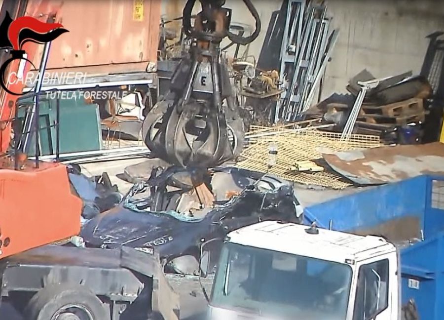 Smaltivano rifiuti pericolosi, sequestri nel reggino e otto indagati