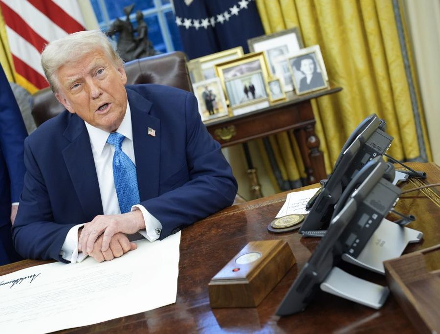 Usa, Trump firma l’ordine esecutivo per dazi a Cina, Canada e Messico