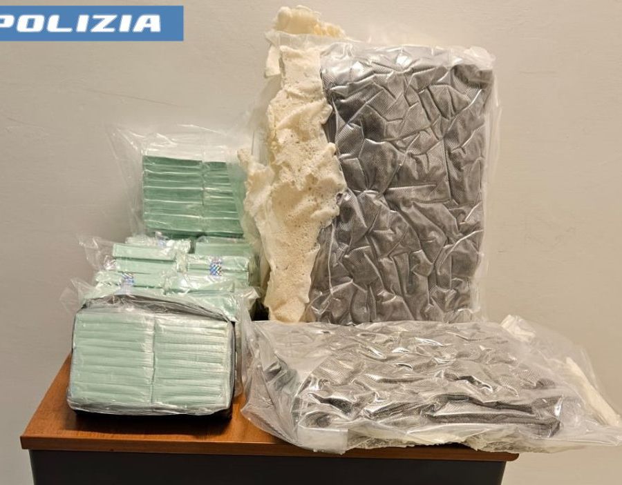 Pusher trovato con 11 Kg di droga in auto diretto a Pomezia, arrestato