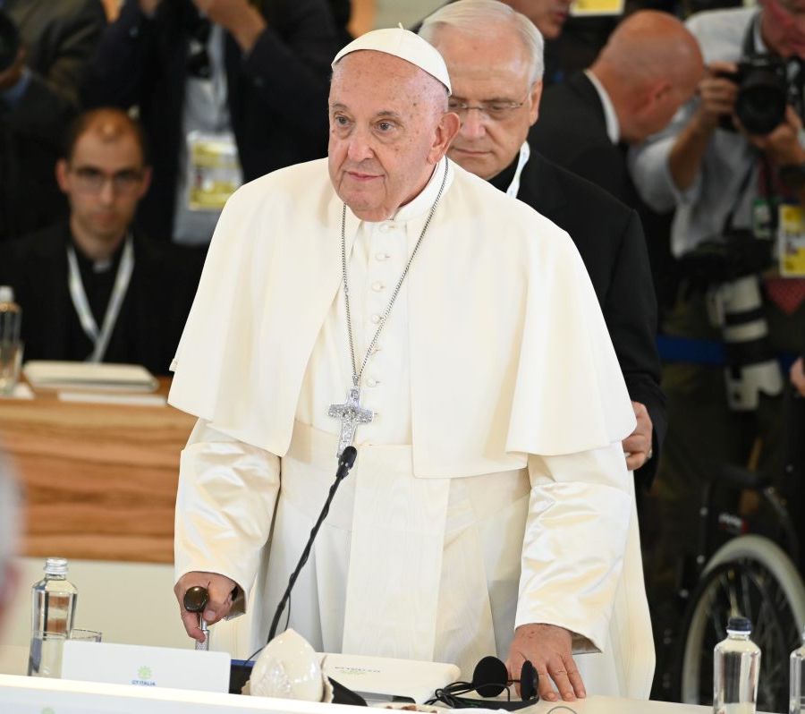 Lieve miglioramento per il Papa, prognosi resta riservata