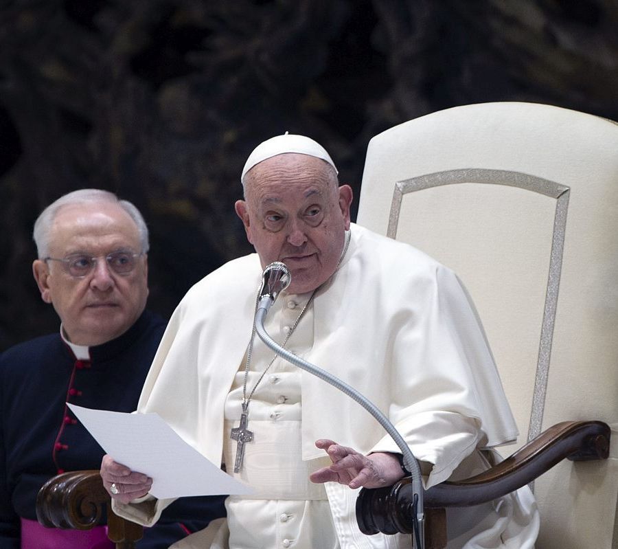 Il Papa in condizioni critiche ma stazionarie