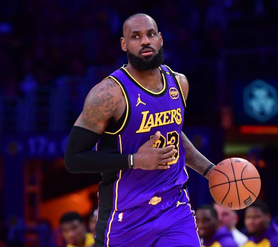 James trascina i Lakers, Curry fa festa con Golden State