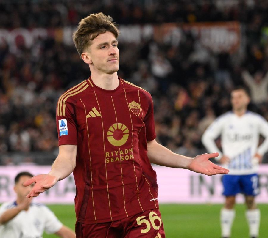 La Roma piega il Como 2-1 con Saelemaekers e Dovbyk