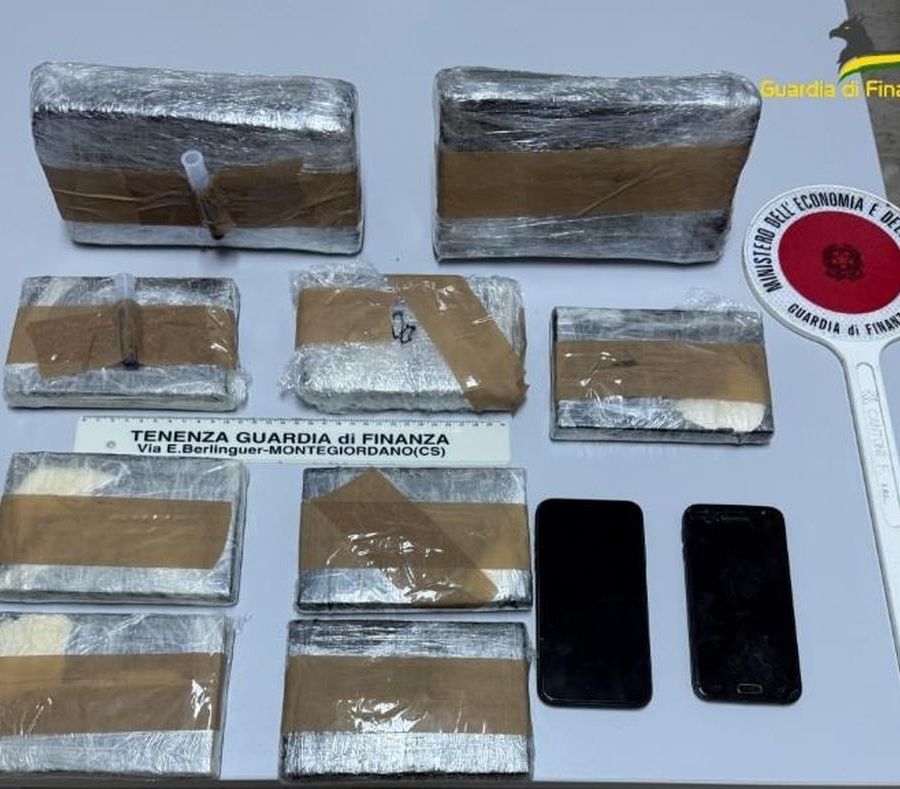 Sequestrati 4,5 kg di droga, arrestato corriere calabrese