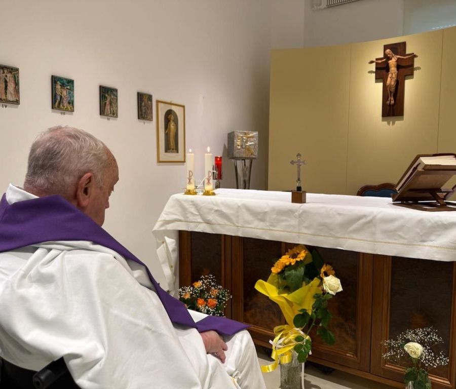 Il Papa ha concelebrato la Messa, diffusa la prima foto dal ricovero