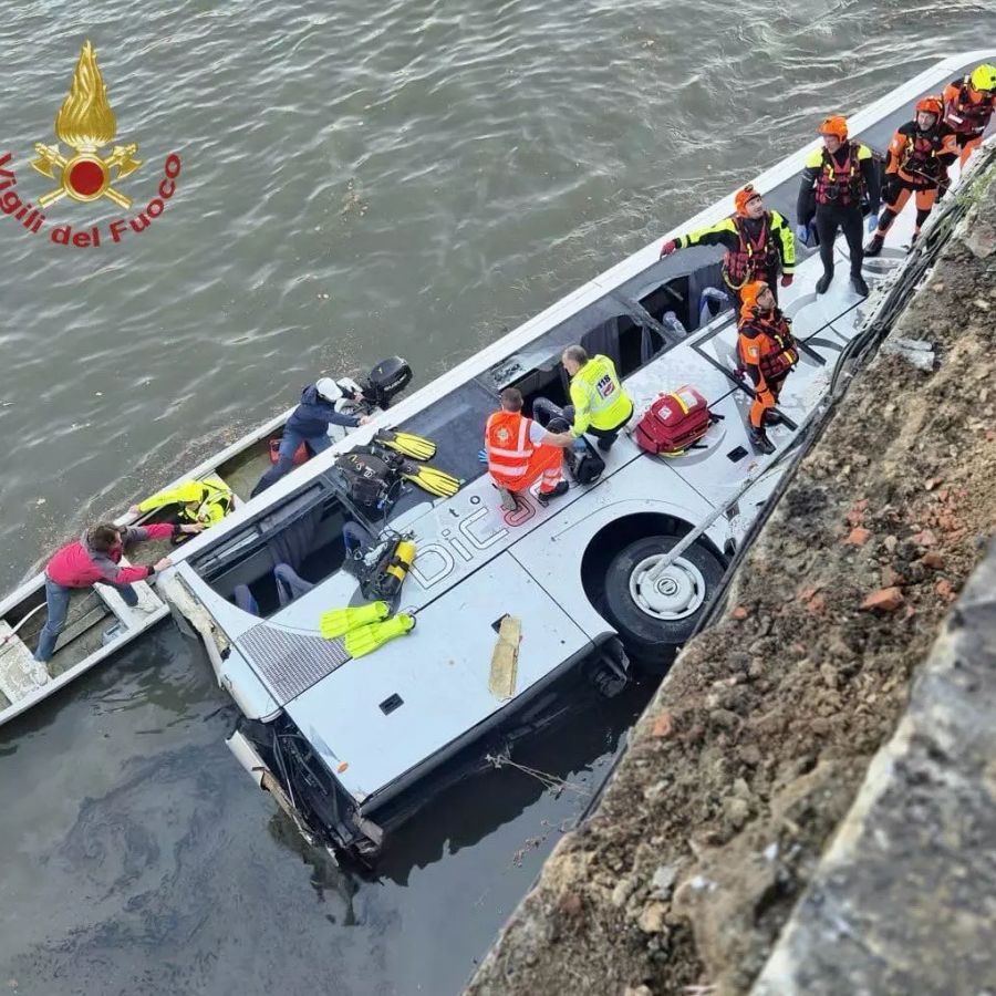 Bus turistico precipita dal ponte in centro a Torino, morto autista