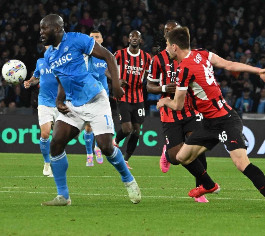 Il Napoli piega il Milan 2-1 e resta a -3 dall’Inter