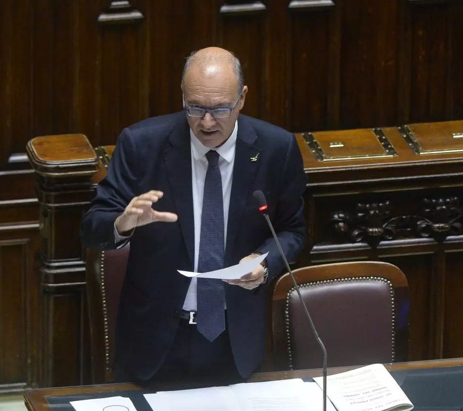 Maturità, Valditara firma ordinanza “Passo avanti per scuola seria”