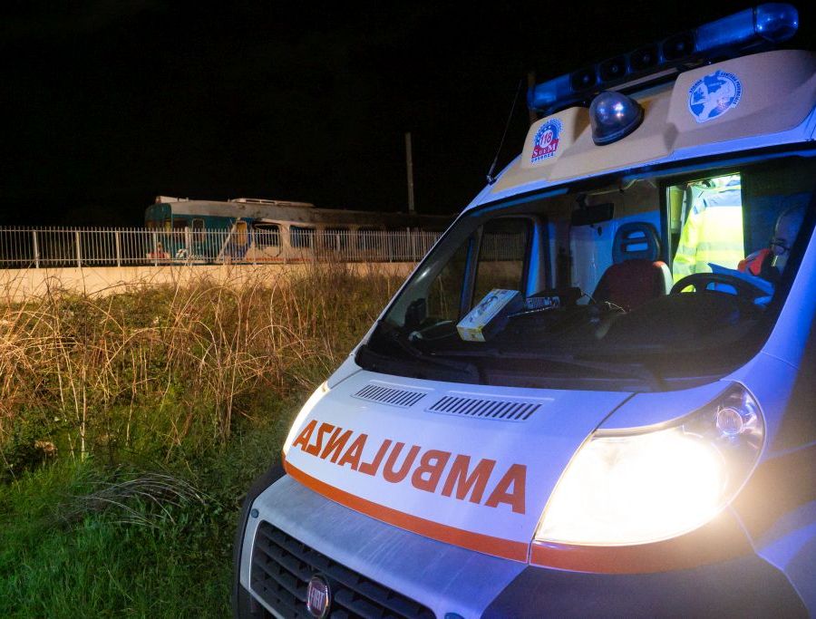 Auto contro un albero, morti quattro giovanissimi nel tarantino