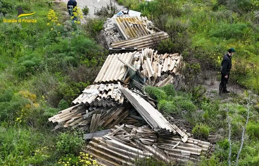 Sequestrata a Crotone una discarica abusiva con 6 tonnellate di amianto
