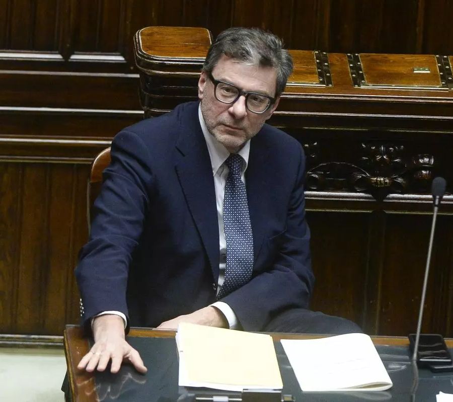 S&amp;P alza il rating dell’Italia, Giorgetti “Premiata serietà”