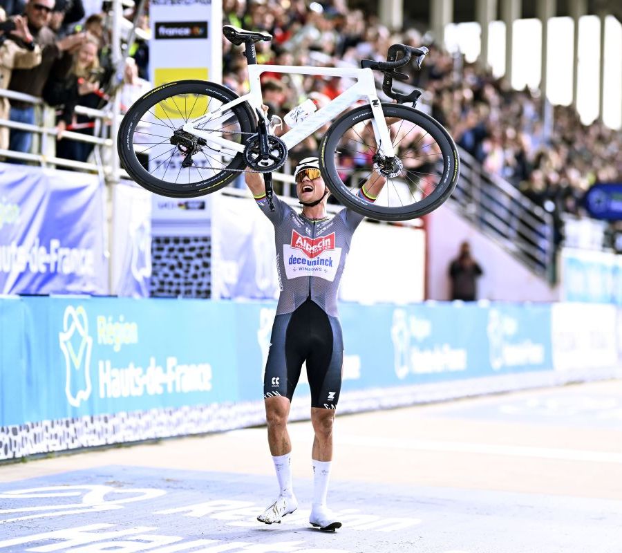 Alla Parigi-Roubaix vince ancora Van der Poel, 2° Pogacar
