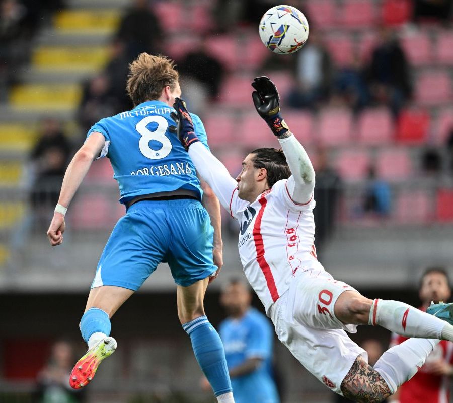 Il Napoli fatica ma batte il Monza, agganciata l’Inter