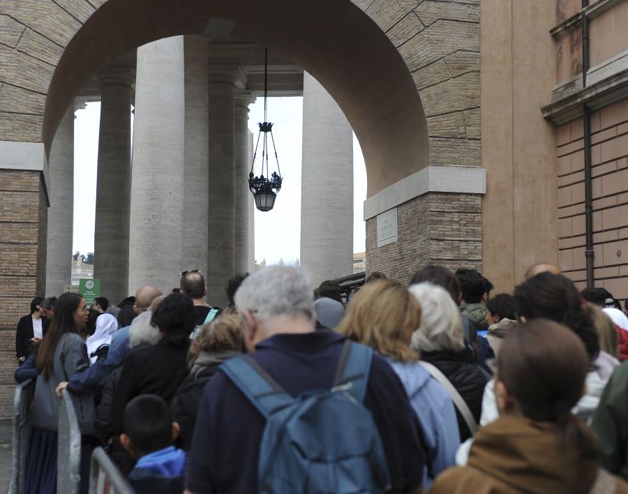 Fila di fedeli per rendere omaggio alla tomba di Papa Francesco