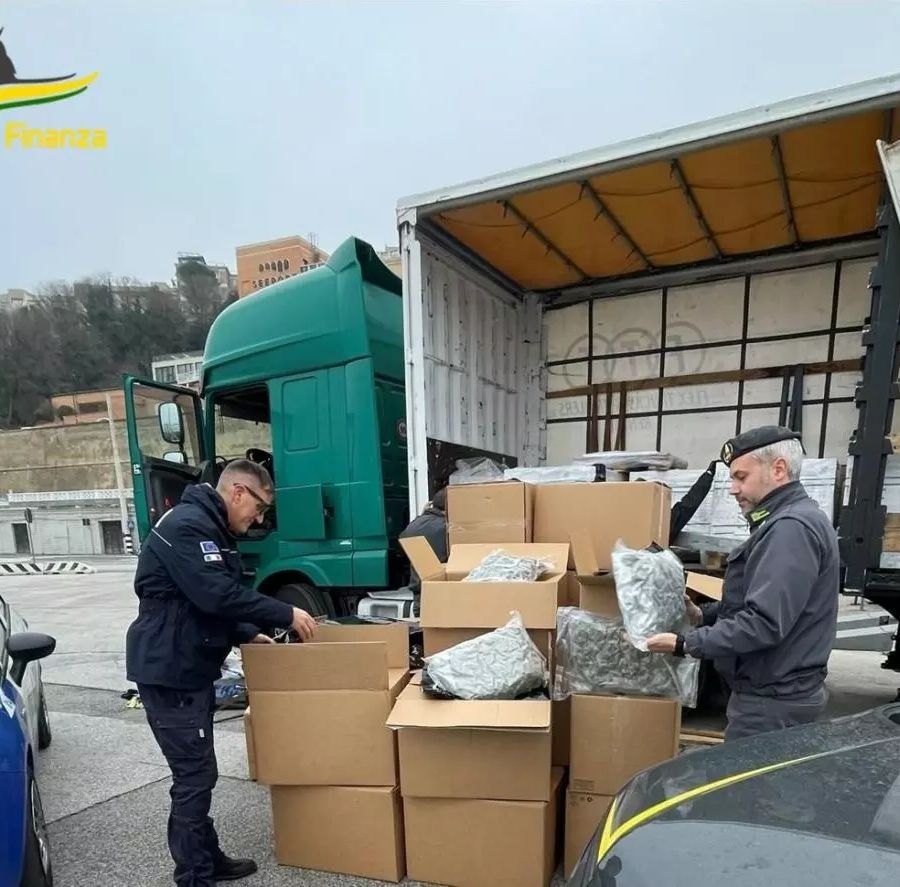 Sequestrati al porto di Ancona 163 kg di droga, un arresto