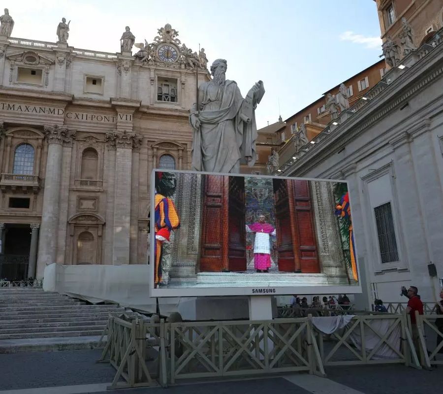 “Extra omnes”. Si chiude la Cappella Sistina, al via il Conclave