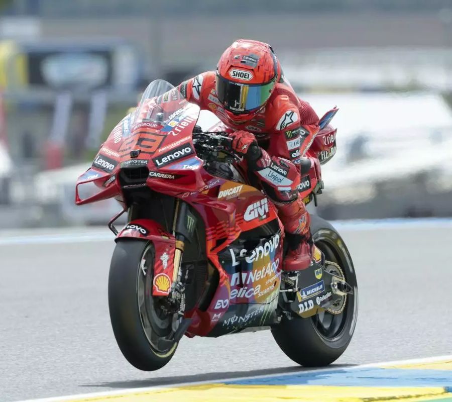 Marc Marquez vince anche la sprint di Le Mans, caduta per Bagnaia