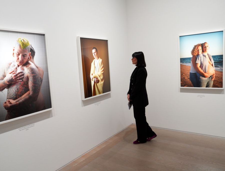 Intesa Sanpaolo, a Milano la mostra “Look at me like you love me”