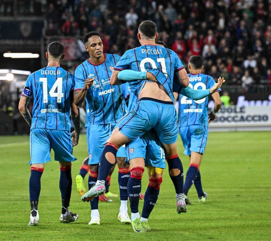 Cagliari-Venezia 3-0, i sardi festeggiano la salvezza