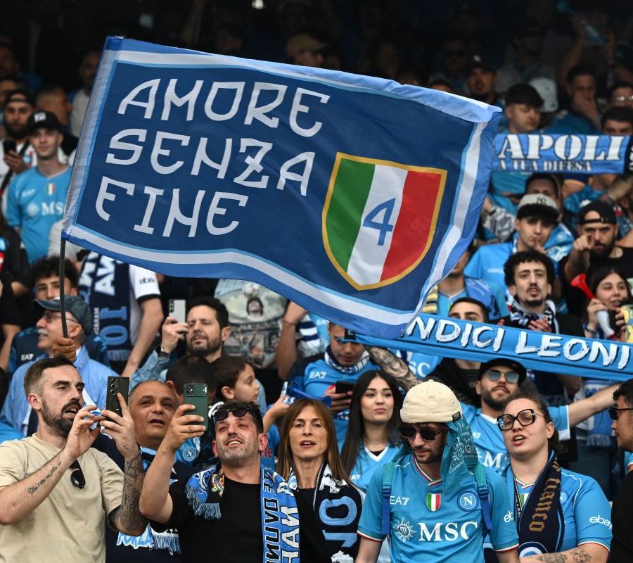 Il Napoli batte 2-0 il Cagliari ed è campione d’Italia