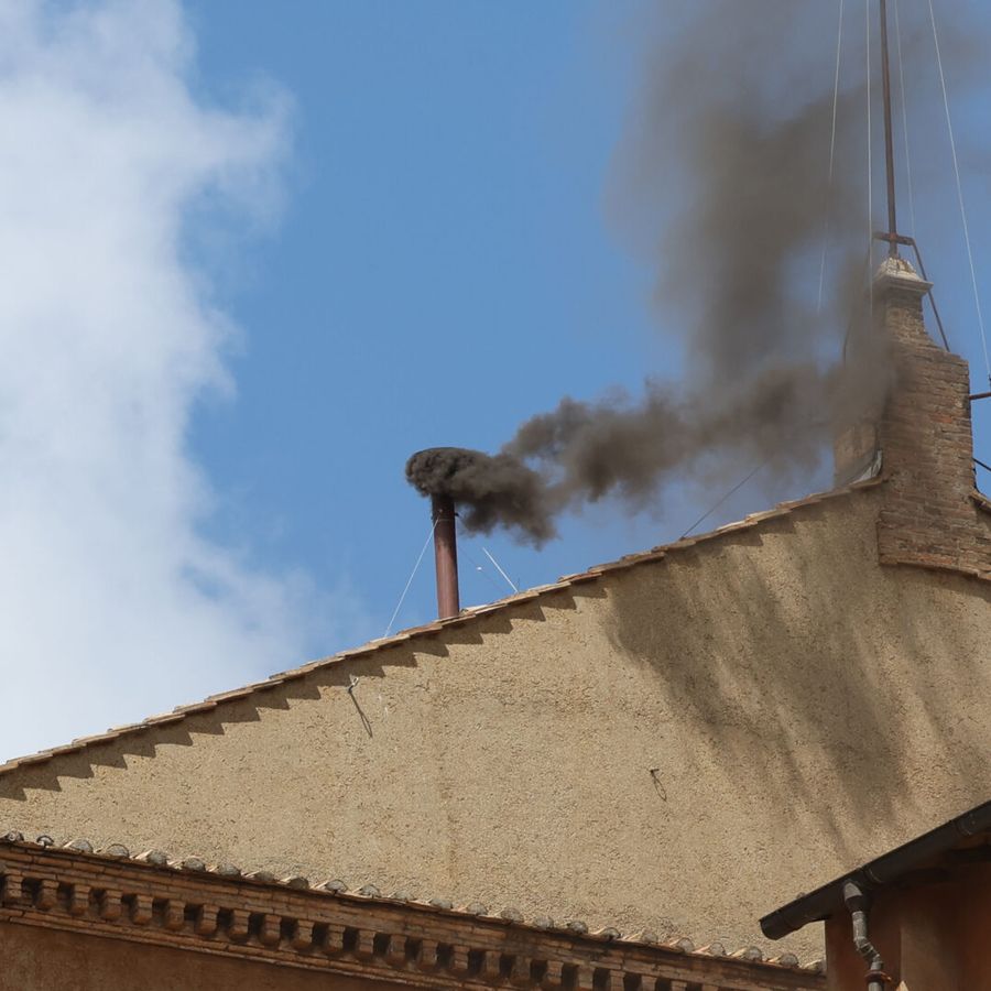 Fumata nera in mattinata, attesa per le votazioni del pomeriggio