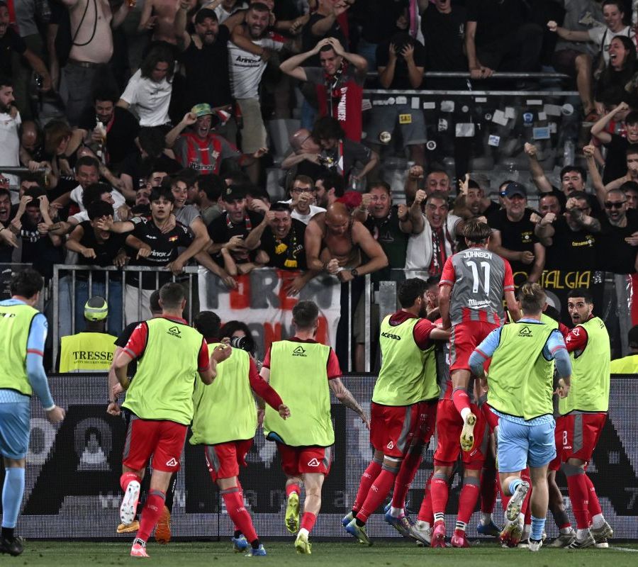 La Cremonese vince 3-2 a La Spezia e torna in serie A