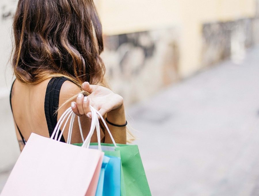 Natale 2024: tradizione e scelte di acquisto tra giovani, donne e adulti