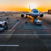 Guerra nel Golfo, caro carburanti e dollaro forte continuano a pesare sui viaggi organizzati. Assoviaggi: “La pressione sui costi resta elevata, servono interventi urgenti” Guerra nel Golfo, caro carburanti e dollaro forte continuano a pesare sui viaggi organizzati. Assoviaggi: “La pressione sui costi resta elevata, servono interventi urgenti”