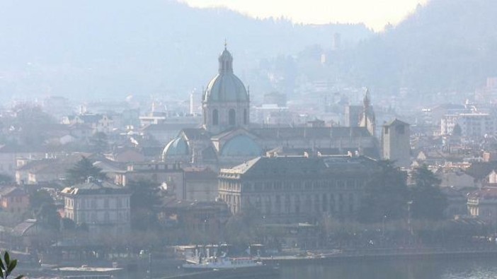 Smog in Lombardia, scattano le restrizioni a Como dopo il superamento dei limiti di PM10