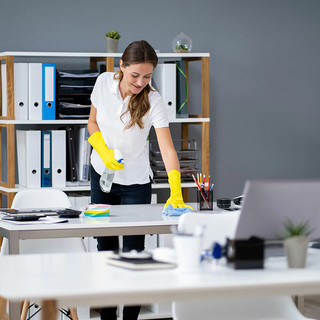 Outsourcing delle Pulizie: Perché le PMI Italiane Stanno Cambiando Approccio