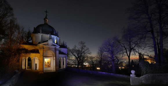 Oltre la grata: il Sacro Monte di Varese si svela in “pittografie” di metallo contorto a Buguggiate