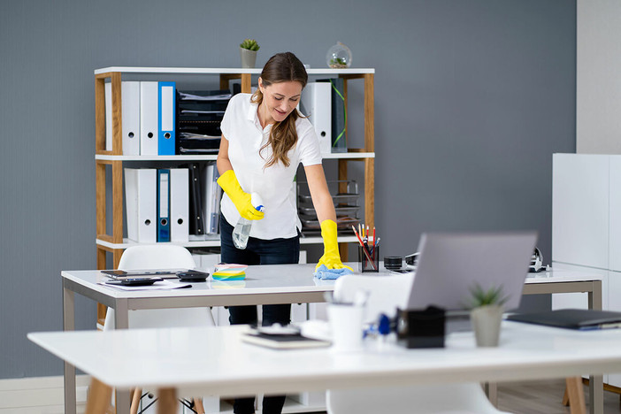 Outsourcing delle Pulizie: Perché le PMI Italiane Stanno Cambiando Approccio