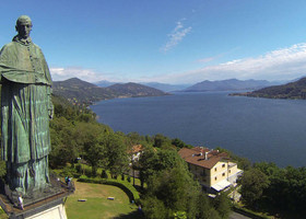 Caccia al tesoro (di storia) al Sancarlone: ad Arona i bambini scoprono il gigante del Lago Maggiore Caccia al tesoro (di storia) al Sancarlone: ad Arona i bambini scoprono il gigante del Lago Maggiore