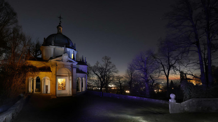Oltre la grata: il Sacro Monte di Varese si svela in “pittografie” di metallo contorto a Buguggiate