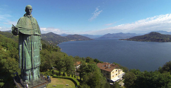 Caccia al tesoro (di storia) al Sancarlone: ad Arona i bambini scoprono il gigante del Lago Maggiore Caccia al tesoro (di storia) al Sancarlone: ad Arona i bambini scoprono il gigante del Lago Maggiore