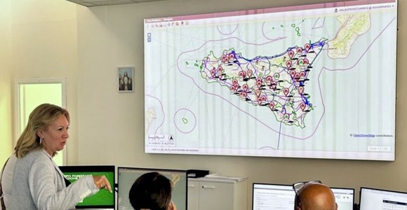 Incendi in Sicilia, l’assessore Savarino visita la Sala operativa: “Grazie agli eroi del fuoco. Con le nuove leggi e le telecamere, i piromani non avranno scampo”
