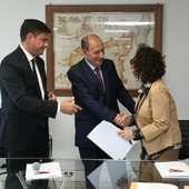 Stabilizzazione Asu, firmati i primi contratti a tempo indeterminato. Schifani: «Con il mio governo fine al precariato storico in Sicilia»