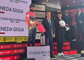 Giro d'Italia, tappa Sapri-Potenza sotto il diluvio: Bardi consegna la rosa a Eulalio Giro d'Italia, tappa Sapri-Potenza sotto il diluvio: Bardi consegna la rosa a Eulalio