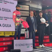 Giro d'Italia, tappa Sapri-Potenza sotto il diluvio: Bardi consegna la rosa a Eulalio Giro d'Italia, tappa Sapri-Potenza sotto il diluvio: Bardi consegna la rosa a Eulalio