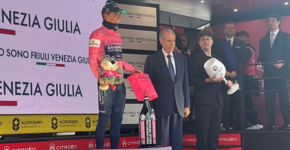 Giro d'Italia, tappa Sapri-Potenza sotto il diluvio: Bardi consegna la rosa a Eulalio Giro d'Italia, tappa Sapri-Potenza sotto il diluvio: Bardi consegna la rosa a Eulalio