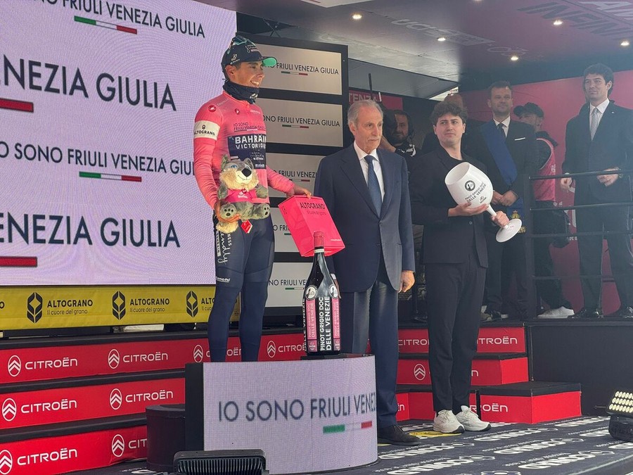 Giro d'Italia, tappa Sapri-Potenza sotto il diluvio: Bardi consegna la rosa a Eulalio