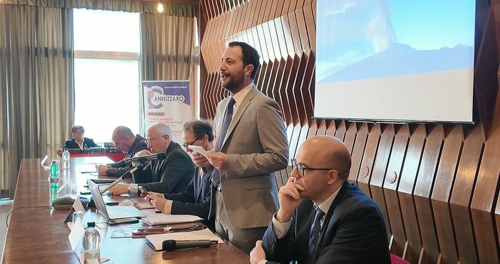 La cenere dell'Etna diventa una risorsa: dalla Regione Siciliana il piano per una filiera produttiva