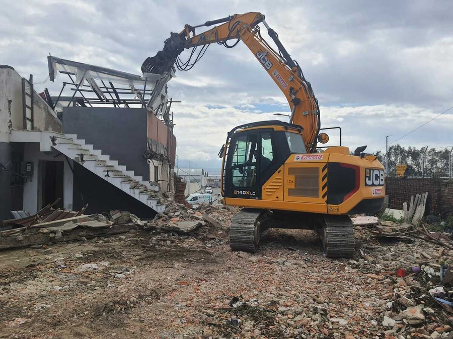 Messina, demolita l’ultima baracca di via Ennio Quinto: al posto del degrado un nuovo asse viario. Schifani: “Lavoro di squadra per cambiare la città”