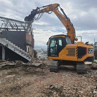Messina, demolita l’ultima baracca di via Ennio Quinto: al posto del degrado un nuovo asse viario. Schifani: “Lavoro di squadra per cambiare la città”